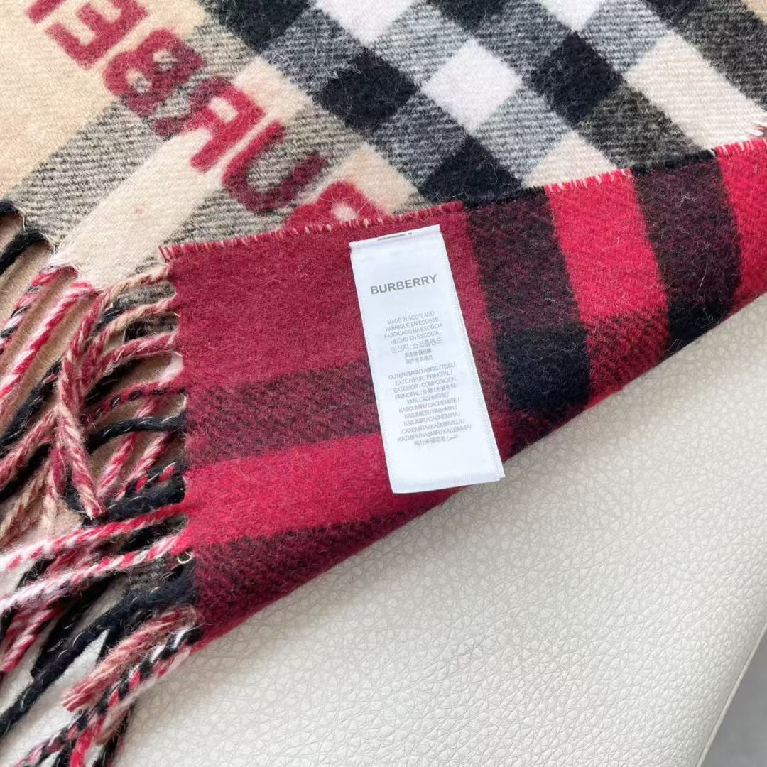 Burberry 匠心巨作🔥· 经典大格双面提花羊绒围巾👍完全等于2条围巾‼️品牌首席创意总监Ricca