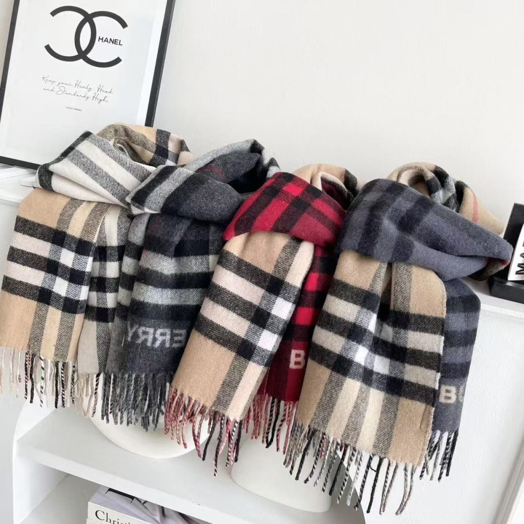 Burberry 匠心巨作🔥· 经典大格双面提花羊绒围巾👍完全等于2条围巾‼️品牌首席创意总监Ricca