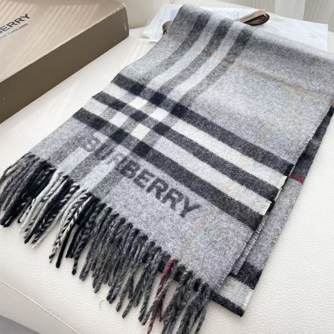 Burberry 匠心巨作🔥· 经典大格双面提花羊绒围巾👍完全等于2条围巾‼️品牌首席创意总监Ricca