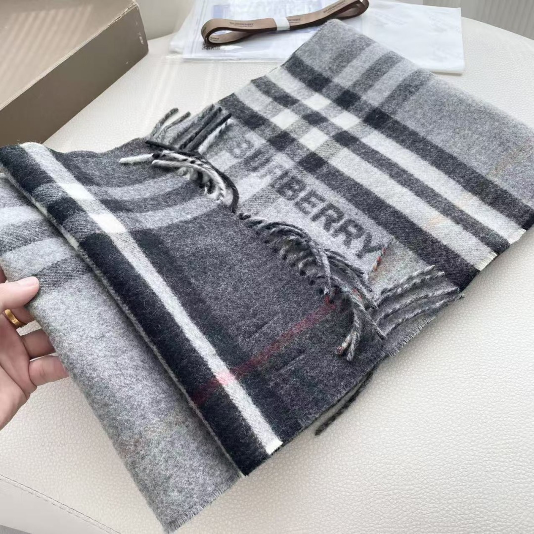 Burberry 匠心巨作🔥· 经典大格双面提花羊绒围巾👍完全等于2条围巾‼️品牌首席创意总监Ricca