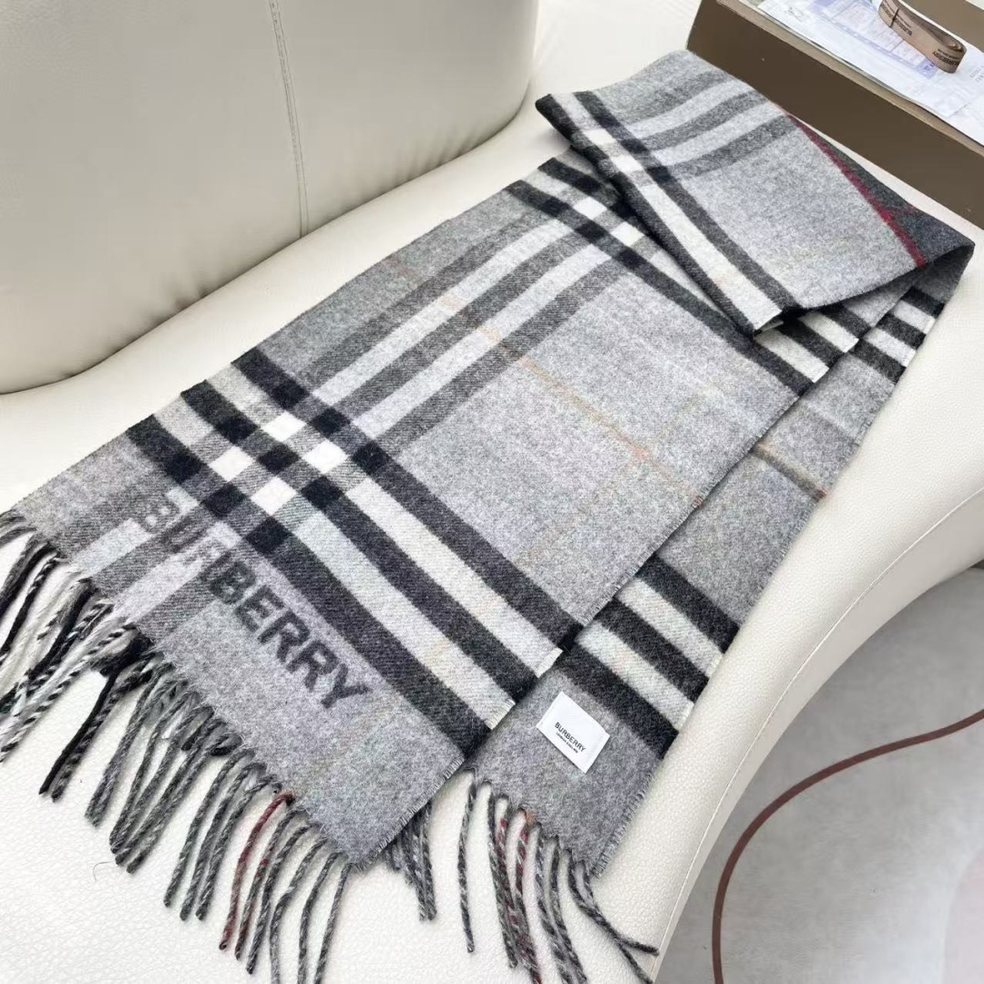 Burberry 匠心巨作🔥· 经典大格双面提花羊绒围巾👍完全等于2条围巾‼️品牌首席创意总监Ricca