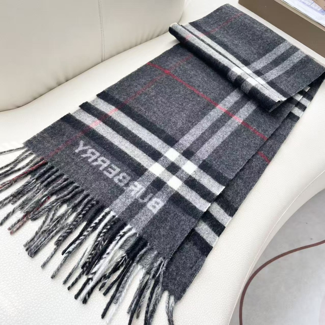 Burberry 匠心巨作🔥· 经典大格双面提花羊绒围巾👍完全等于2条围巾‼️品牌首席创意总监Ricca