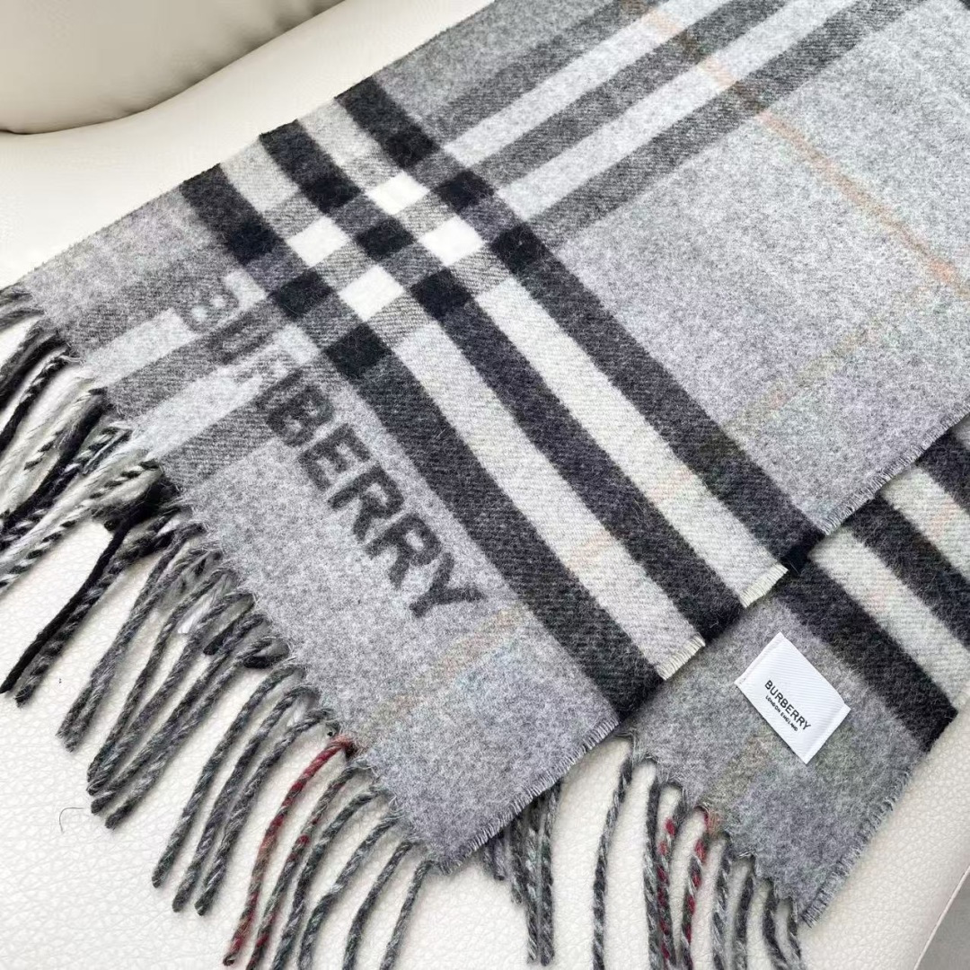Burberry 匠心巨作🔥· 经典大格双面提花羊绒围巾👍完全等于2条围巾‼️品牌首席创意总监Ricca