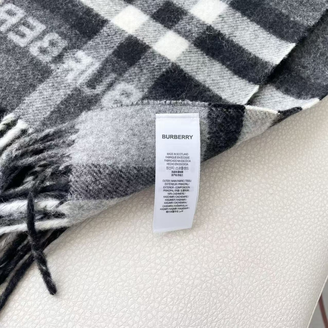Burberry 匠心巨作🔥· 经典大格双面提花羊绒围巾👍完全等于2条围巾‼️品牌首席创意总监Ricca