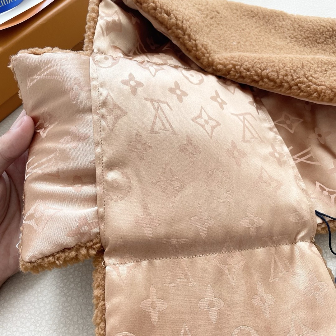 新款出货】❗️❗️LV Shearling泰迪围巾 秋冬大衣好朋友！最新款，，放出来的量不大基本是秒空，