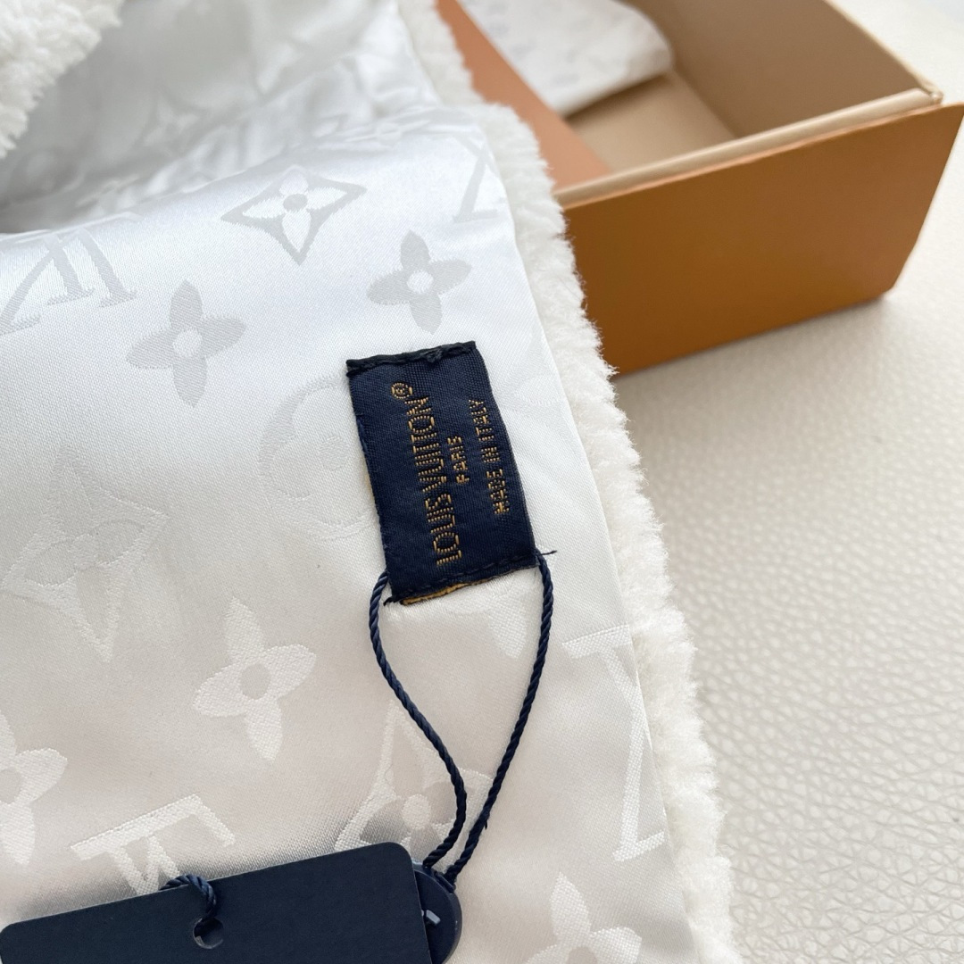 新款出货】❗️❗️LV Shearling泰迪围巾 秋冬大衣好朋友！最新款，，放出来的量不大基本是秒空，