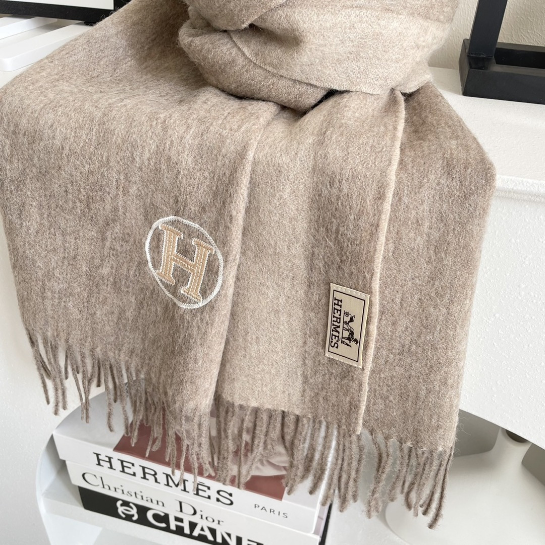 上新2025爱马仕男女款围巾且买且珍惜😍~都是出口订单所以比较难遇❤️东西讲究少而精😍好看的一定要收😎这