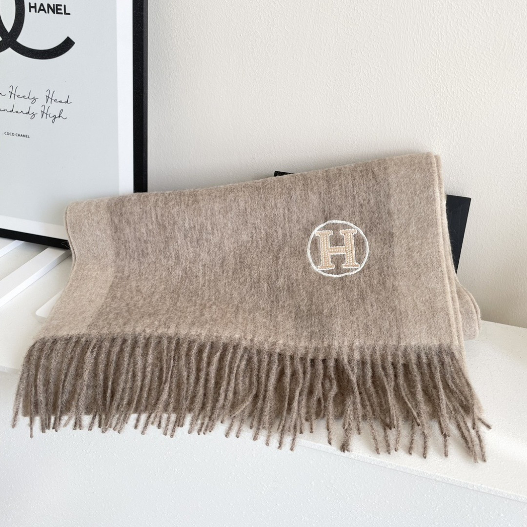 上新2025爱马仕男女款围巾且买且珍惜😍~都是出口订单所以比较难遇❤️东西讲究少而精😍好看的一定要收😎这