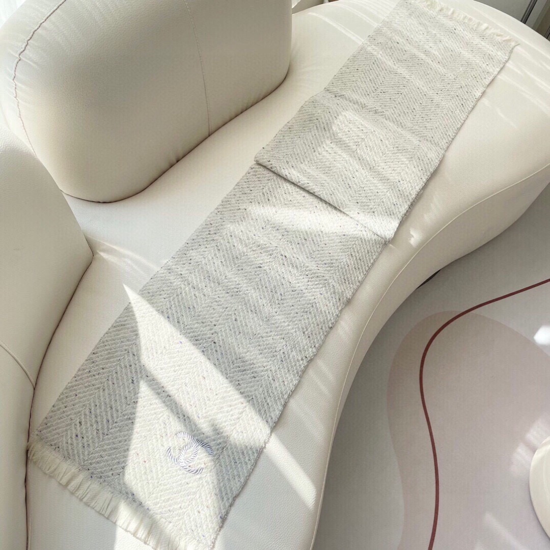 香奈儿新款🗣姑娘们出来炸街啦黑色系色调真的无敌经典了。不是俗气的漂白。就本色调，带点米的高级配色。～百分