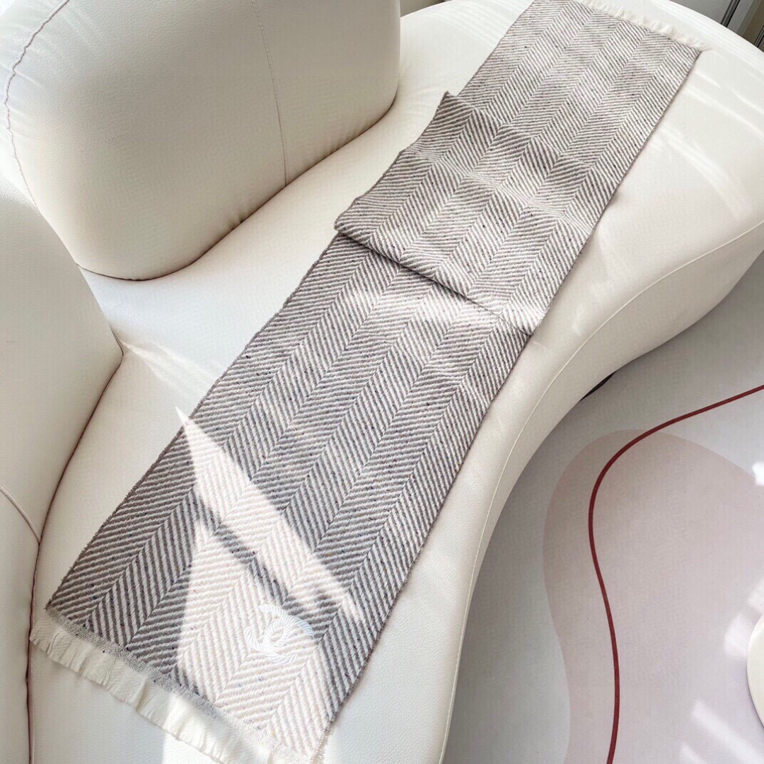 香奈儿新款🗣姑娘们出来炸街啦黑色系色调真的无敌经典了。不是俗气的漂白。就本色调，带点米的高级配色。～百分