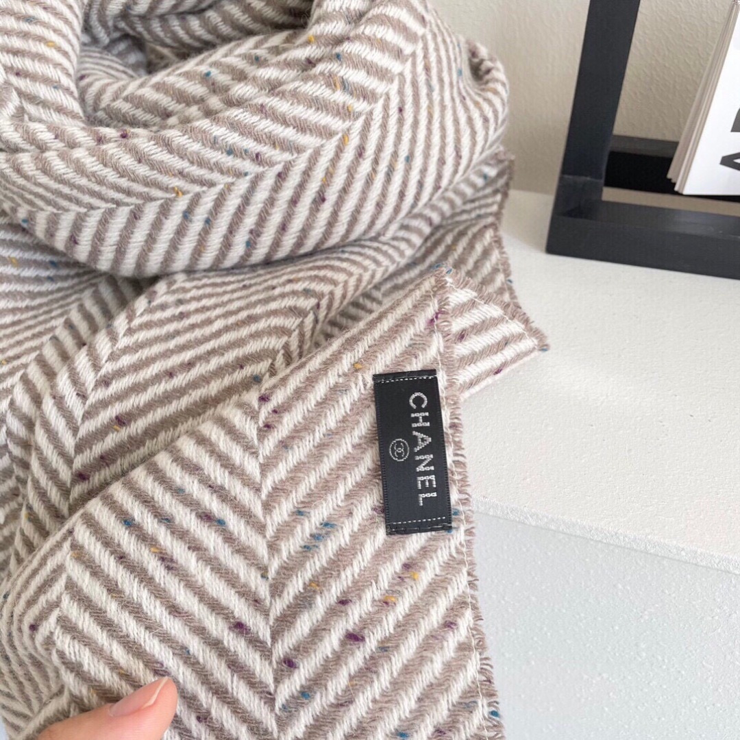 香奈儿新款🗣姑娘们出来炸街啦黑色系色调真的无敌经典了。不是俗气的漂白。就本色调，带点米的高级配色。～百分