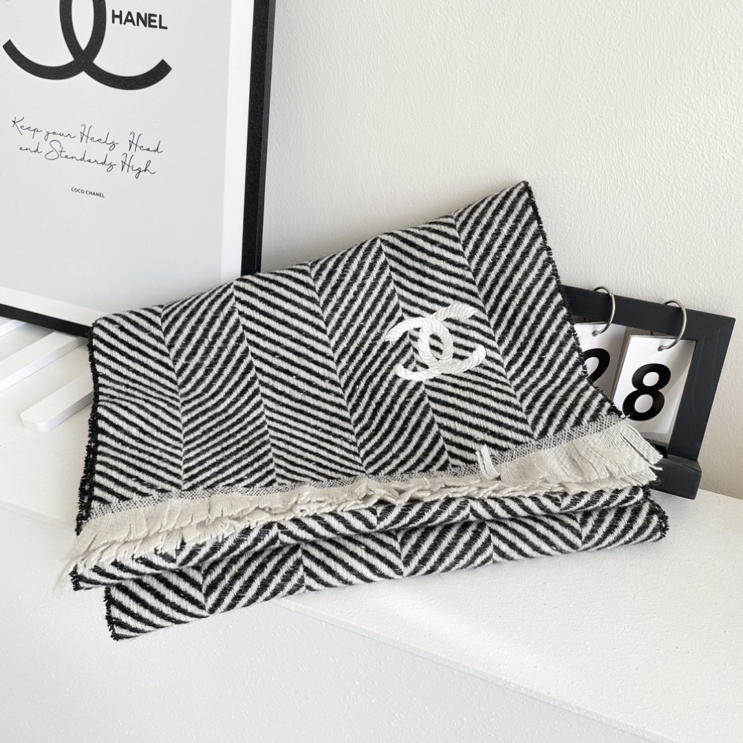 香奈儿新款🗣姑娘们出来炸街啦黑色系色调真的无敌经典了。不是俗气的漂白。就本色调，带点米的高级配色。～百分