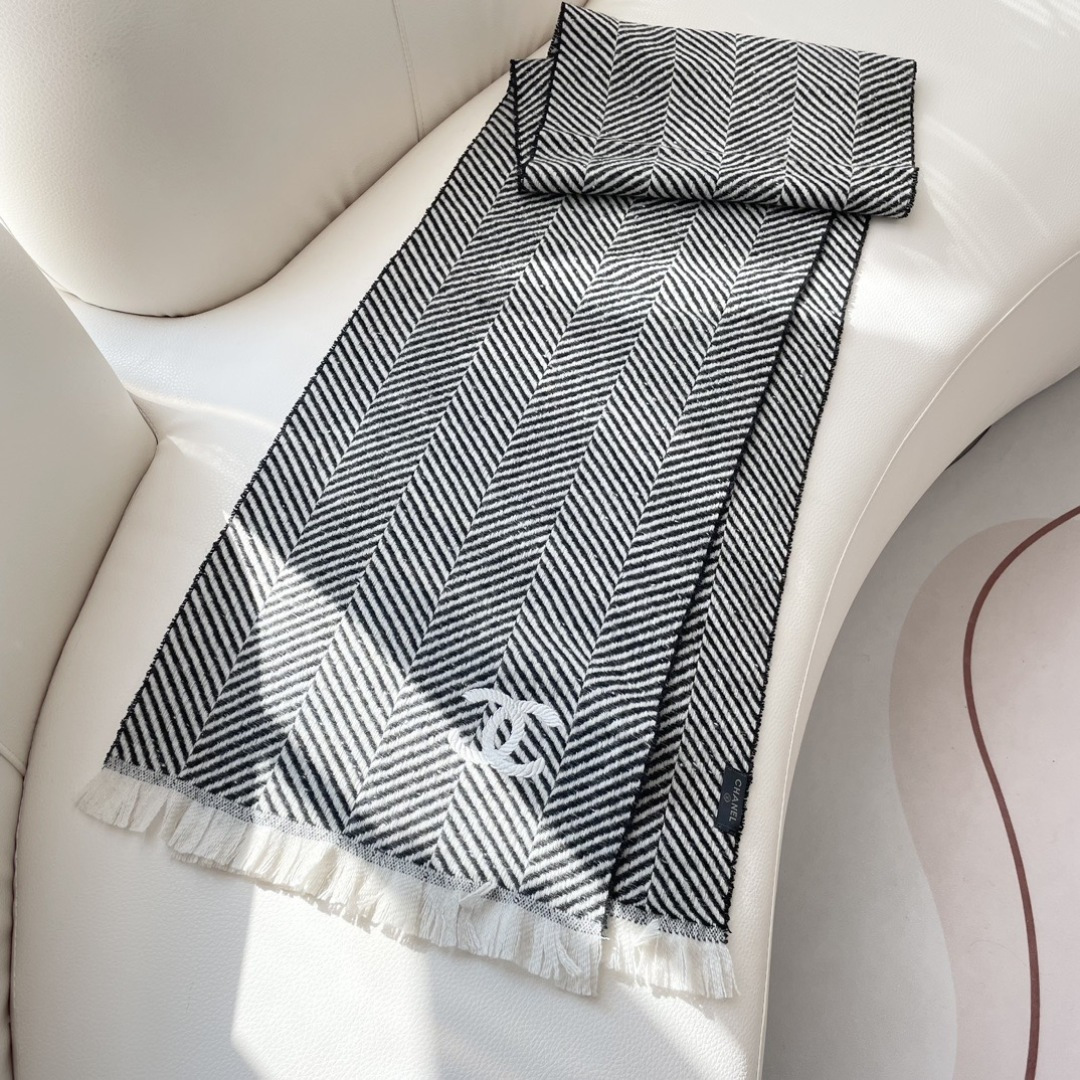 香奈儿新款🗣姑娘们出来炸街啦黑色系色调真的无敌经典了。不是俗气的漂白。就本色调，带点米的高级配色。～百分