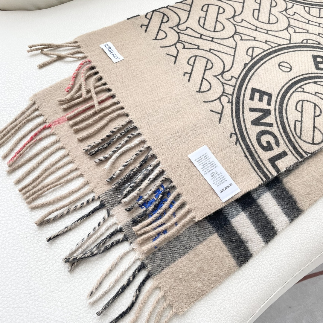 巴宝利 最新款围巾，男女士的福利 超温柔洋气的双面设计！！】感觉这个比以往的设计都更显年轻更显温柔更气质