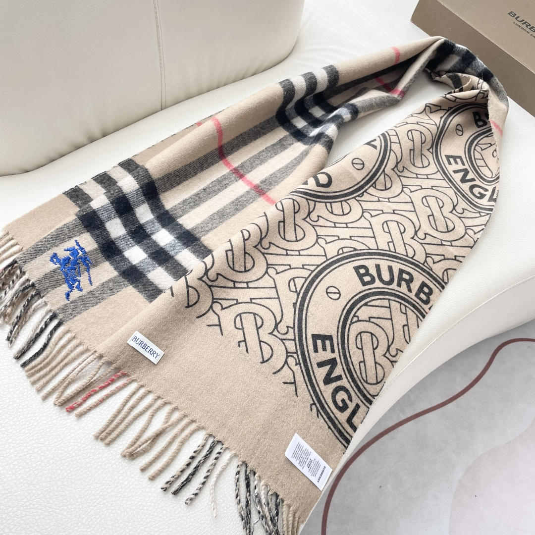 巴宝利 最新款围巾，男女士的福利 超温柔洋气的双面设计！！】感觉这个比以往的设计都更显年轻更显温柔更气质