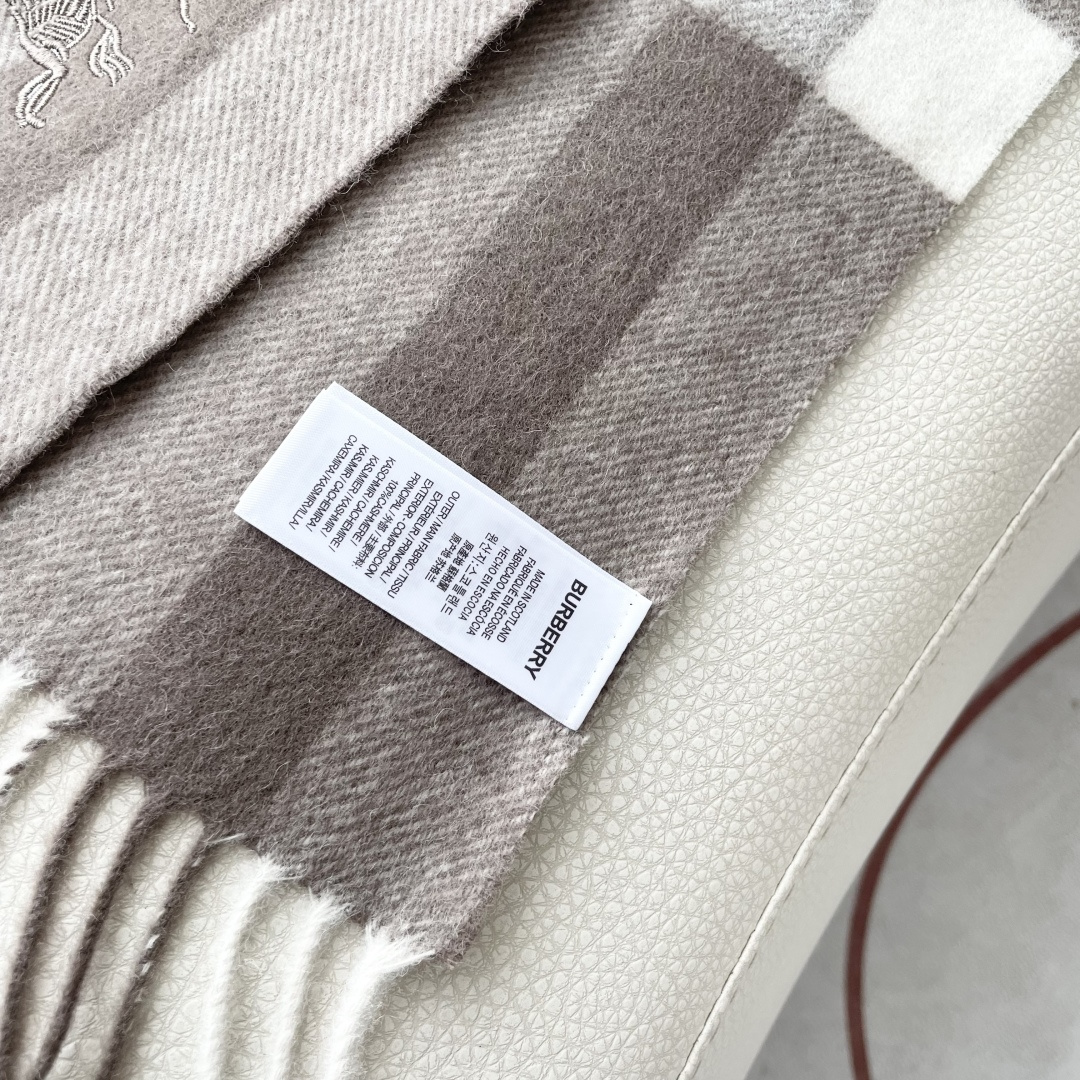 爆款🔺双面羊绒专柜同步 经典设计完美，若隐若现的巴宝利标志，强烈推荐手慢无‼️千万别去专柜买‼️代购就要