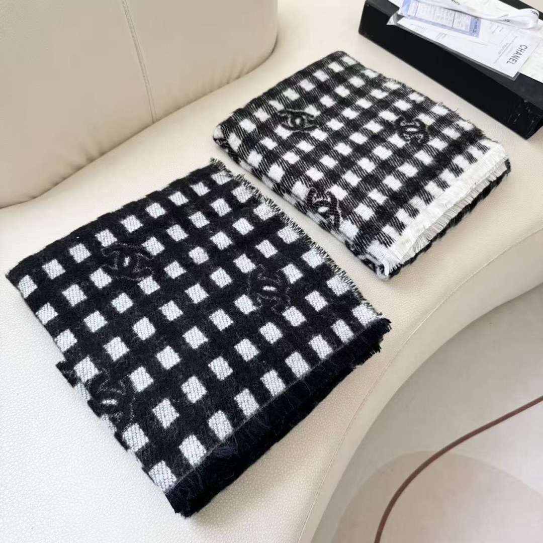 香奈儿新款🗣姑娘们出来炸街啦黑色系色调真的无敌经典了。不是俗气的漂白。就本色调，带点米的高级配色。～百分