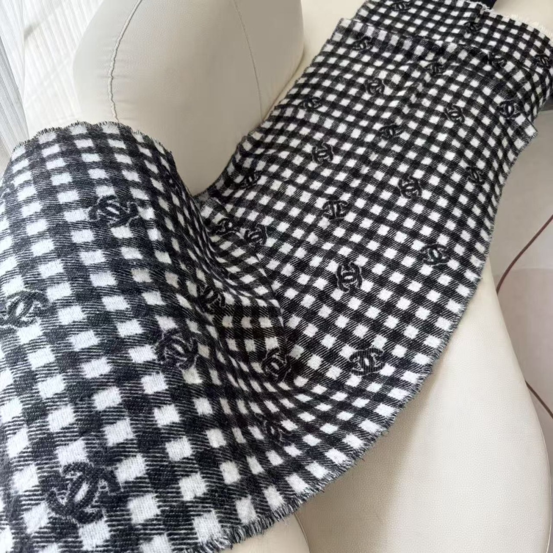 香奈儿新款🗣姑娘们出来炸街啦黑色系色调真的无敌经典了。不是俗气的漂白。就本色调，带点米的高级配色。～百分