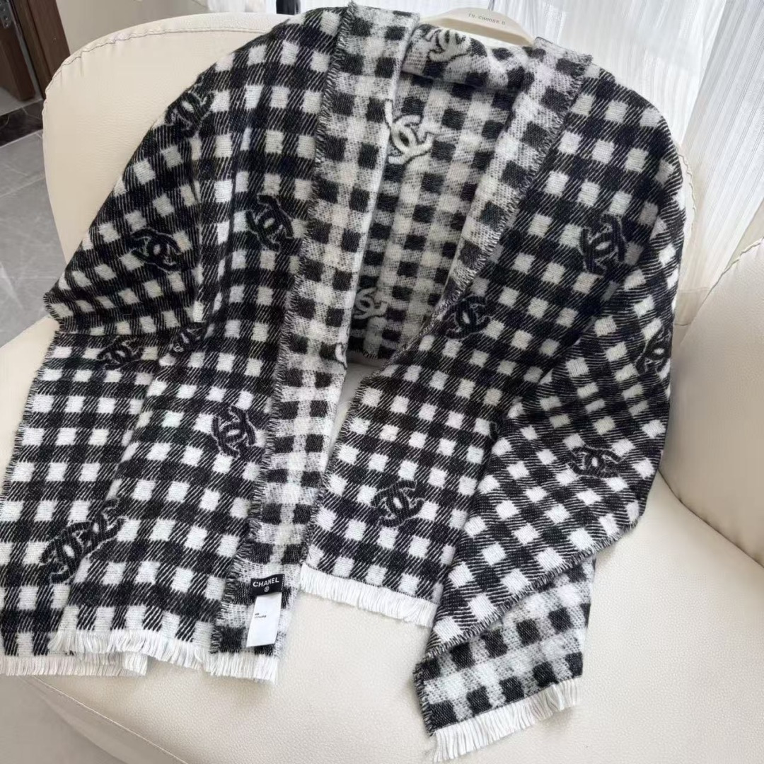 香奈儿新款🗣姑娘们出来炸街啦黑色系色调真的无敌经典了。不是俗气的漂白。就本色调，带点米的高级配色。～百分