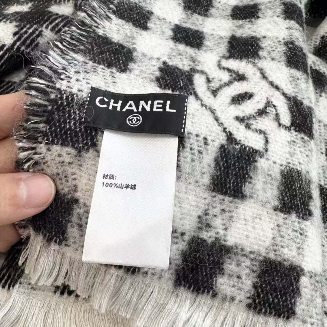 香奈儿新款🗣姑娘们出来炸街啦黑色系色调真的无敌经典了。不是俗气的漂白。就本色调，带点米的高级配色。～百分