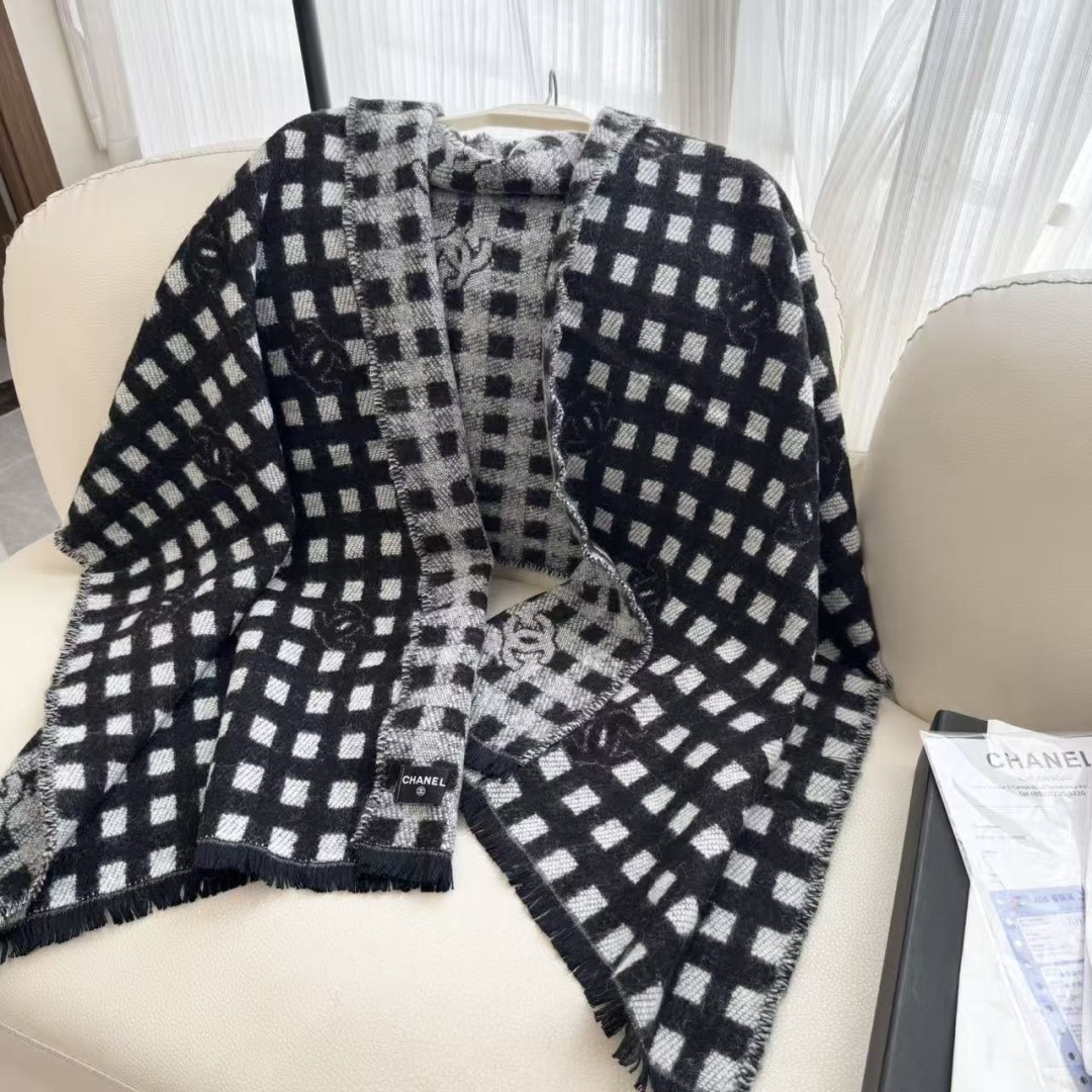 香奈儿新款🗣姑娘们出来炸街啦黑色系色调真的无敌经典了。不是俗气的漂白。就本色调，带点米的高级配色。～百分