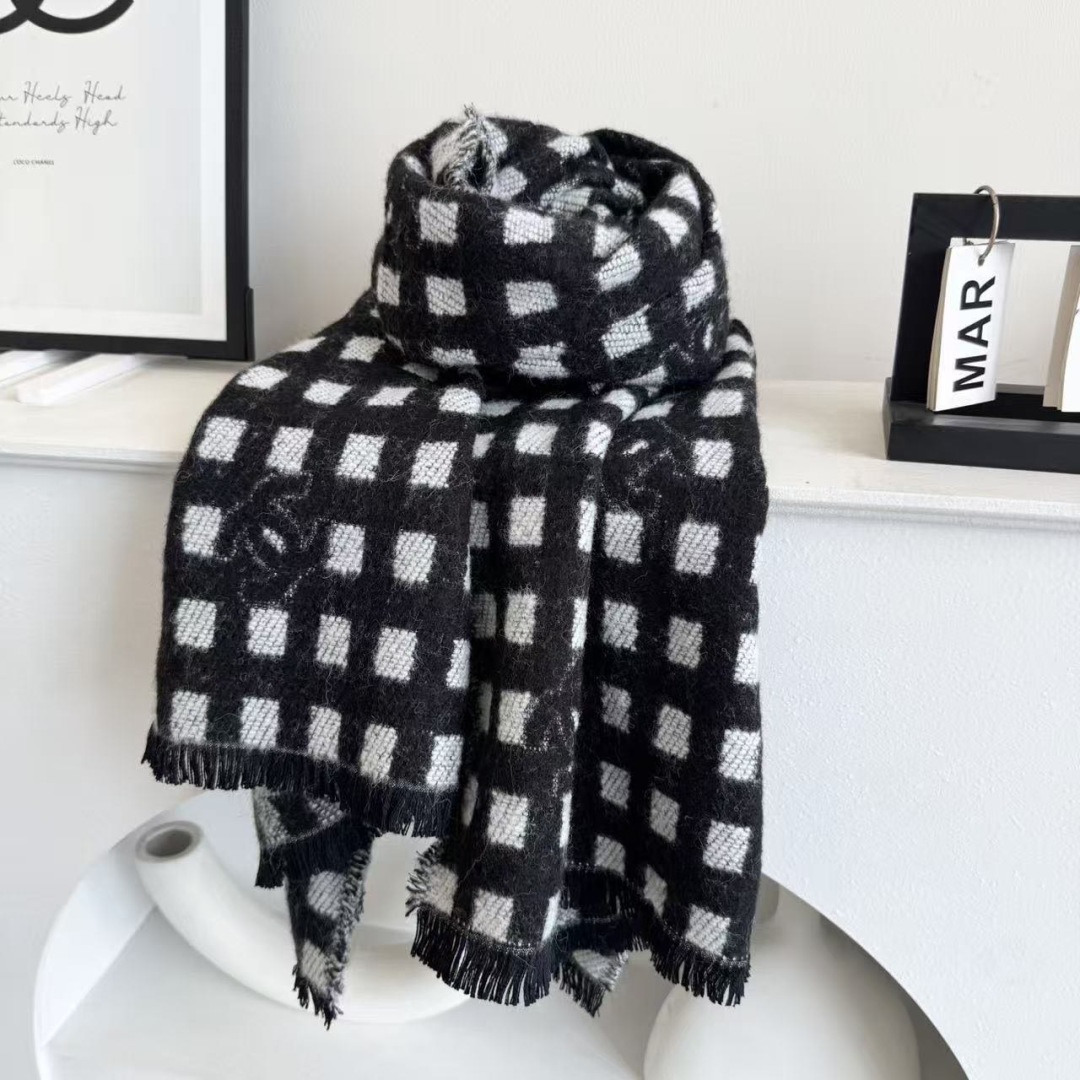 香奈儿新款🗣姑娘们出来炸街啦黑色系色调真的无敌经典了。不是俗气的漂白。就本色调，带点米的高级配色。～百分