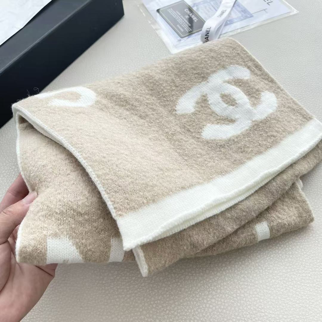香奈儿针织双面围巾，顶级高端货👼👏绝美百搭款💋专柜限量哦‼️有钱都很难订到💛💙💜顶级山羊绒针织围巾，整条