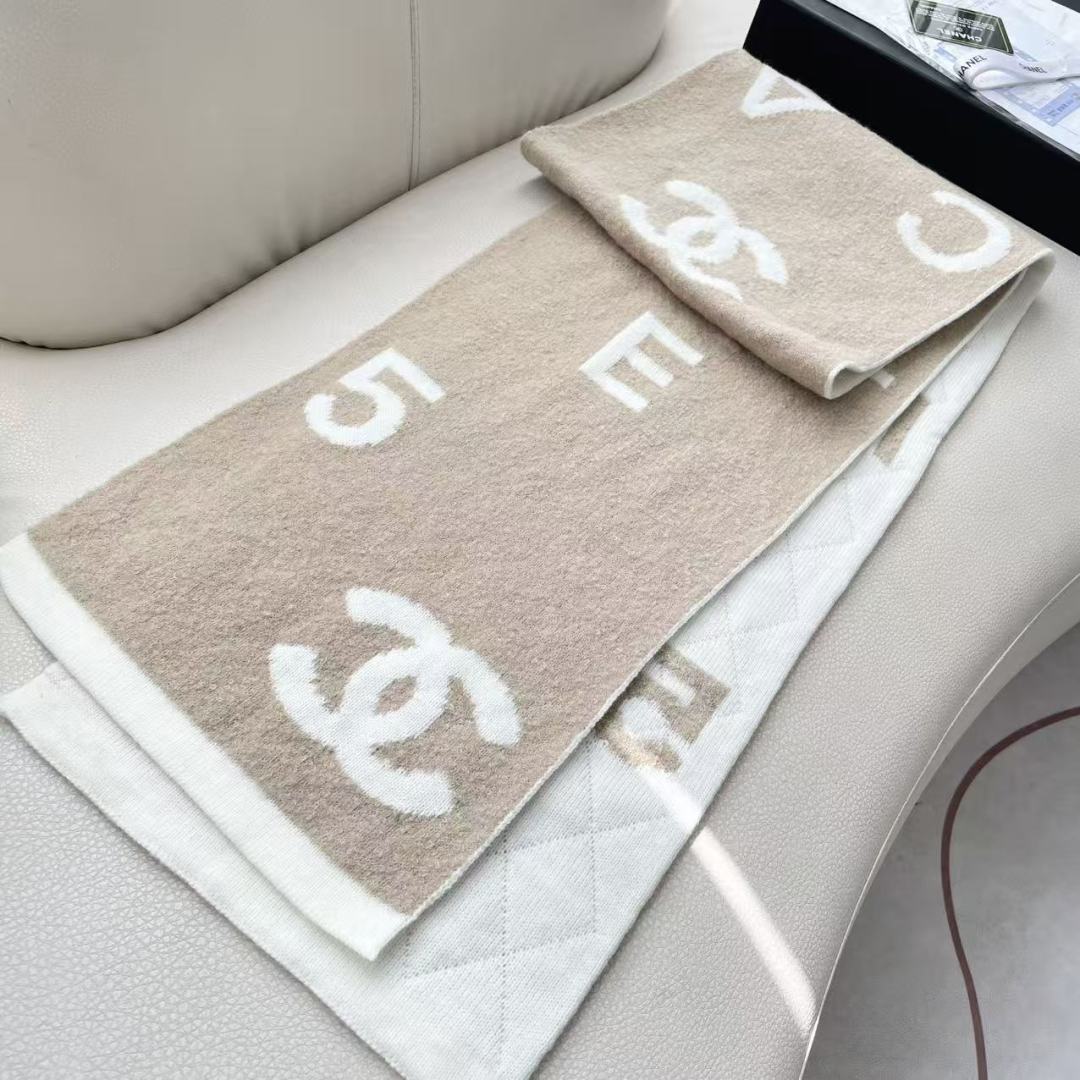 香奈儿针织双面围巾，顶级高端货👼👏绝美百搭款💋专柜限量哦‼️有钱都很难订到💛💙💜顶级山羊绒针织围巾，整条