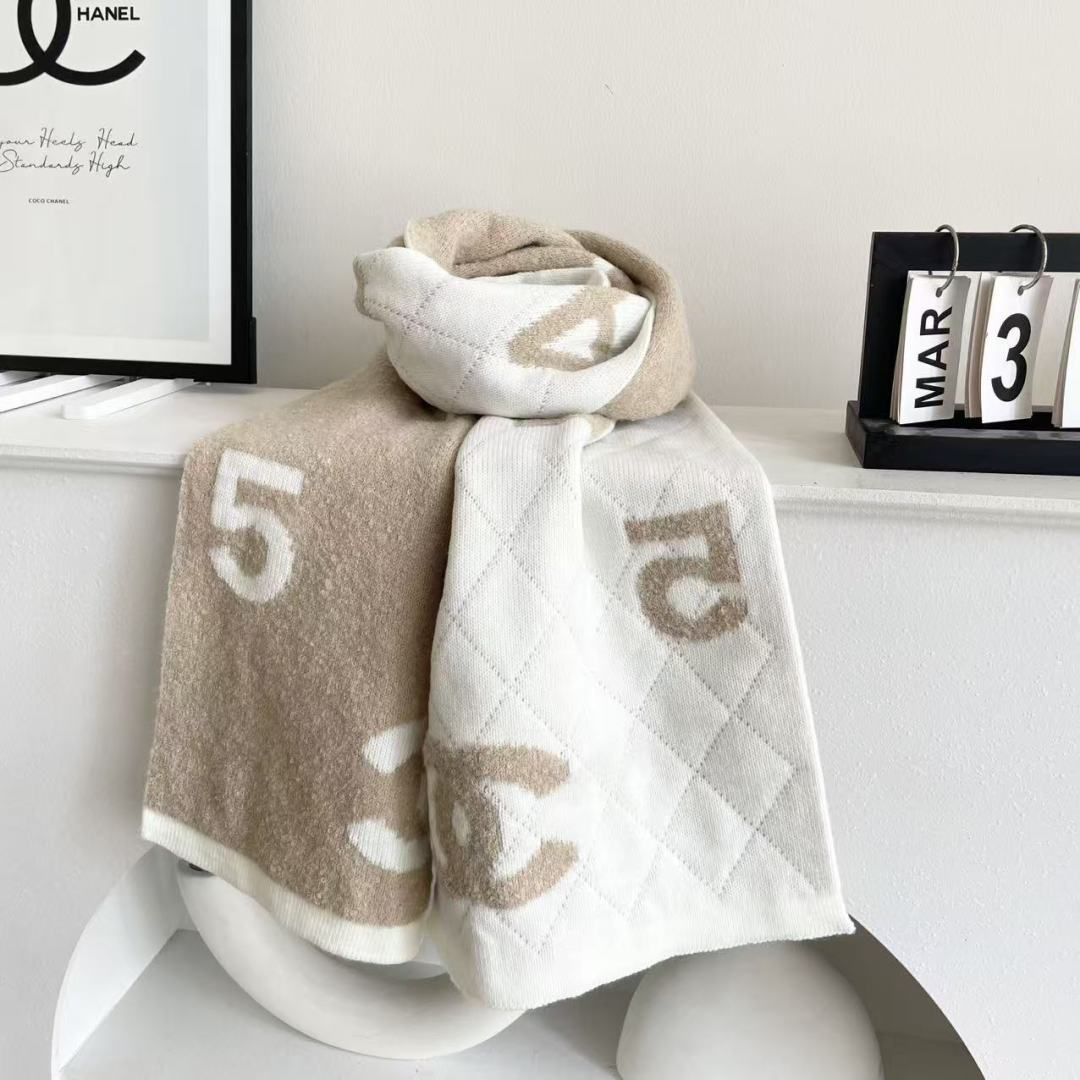 香奈儿针织双面围巾，顶级高端货👼👏绝美百搭款💋专柜限量哦‼️有钱都很难订到💛💙💜顶级山羊绒针织围巾，整条