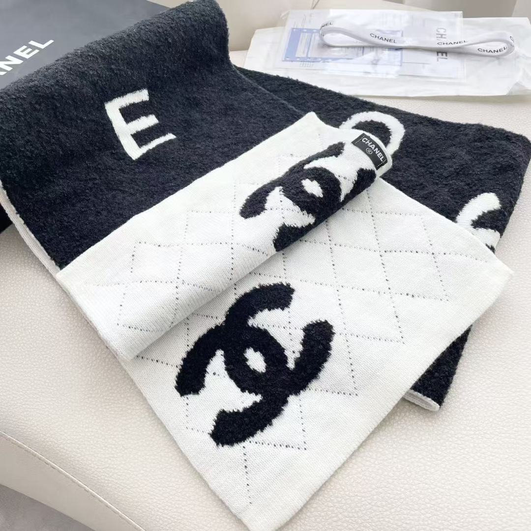 香奈儿针织双面围巾，顶级高端货👼👏绝美百搭款💋专柜限量哦‼️有钱都很难订到💛💙💜顶级山羊绒针织围巾，整条