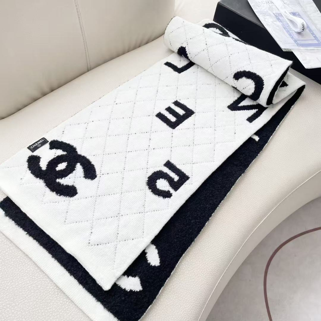 香奈儿针织双面围巾，顶级高端货👼👏绝美百搭款💋专柜限量哦‼️有钱都很难订到💛💙💜顶级山羊绒针织围巾，整条