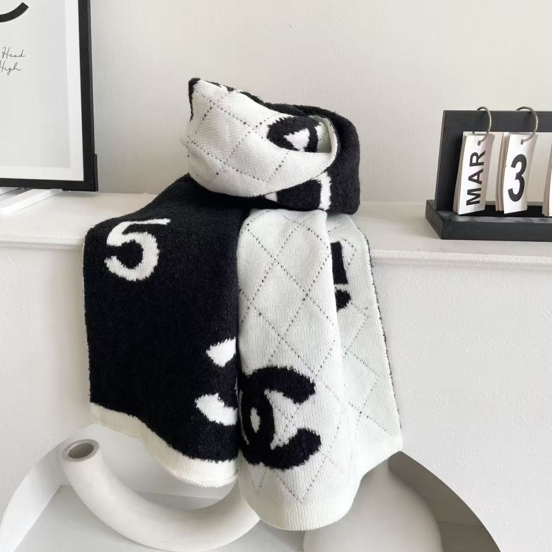 香奈儿针织双面围巾，顶级高端货👼👏绝美百搭款💋专柜限量哦‼️有钱都很难订到💛💙💜顶级山羊绒针织围巾，整条