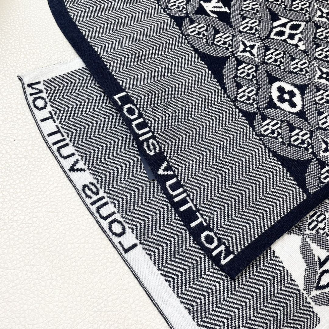 爆款上新 情侣款👍👍LV 独家牛货🐂 奢华尽在尺寸之间，高端品质‼️具有超高羊绒品质才会被此品牌青睐‼️