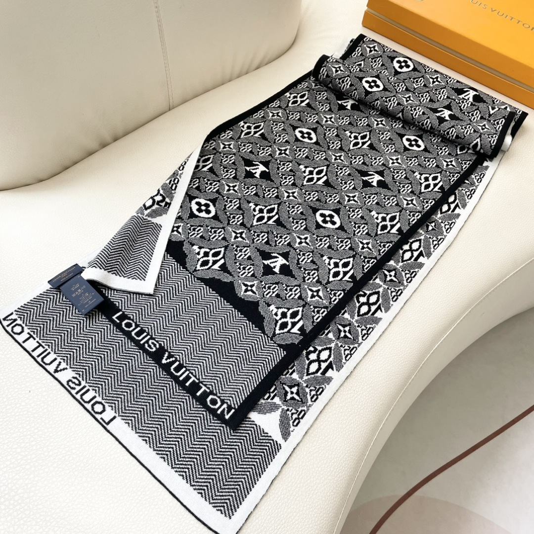 爆款上新 情侣款👍👍LV 独家牛货🐂 奢华尽在尺寸之间，高端品质‼️具有超高羊绒品质才会被此品牌青睐‼️