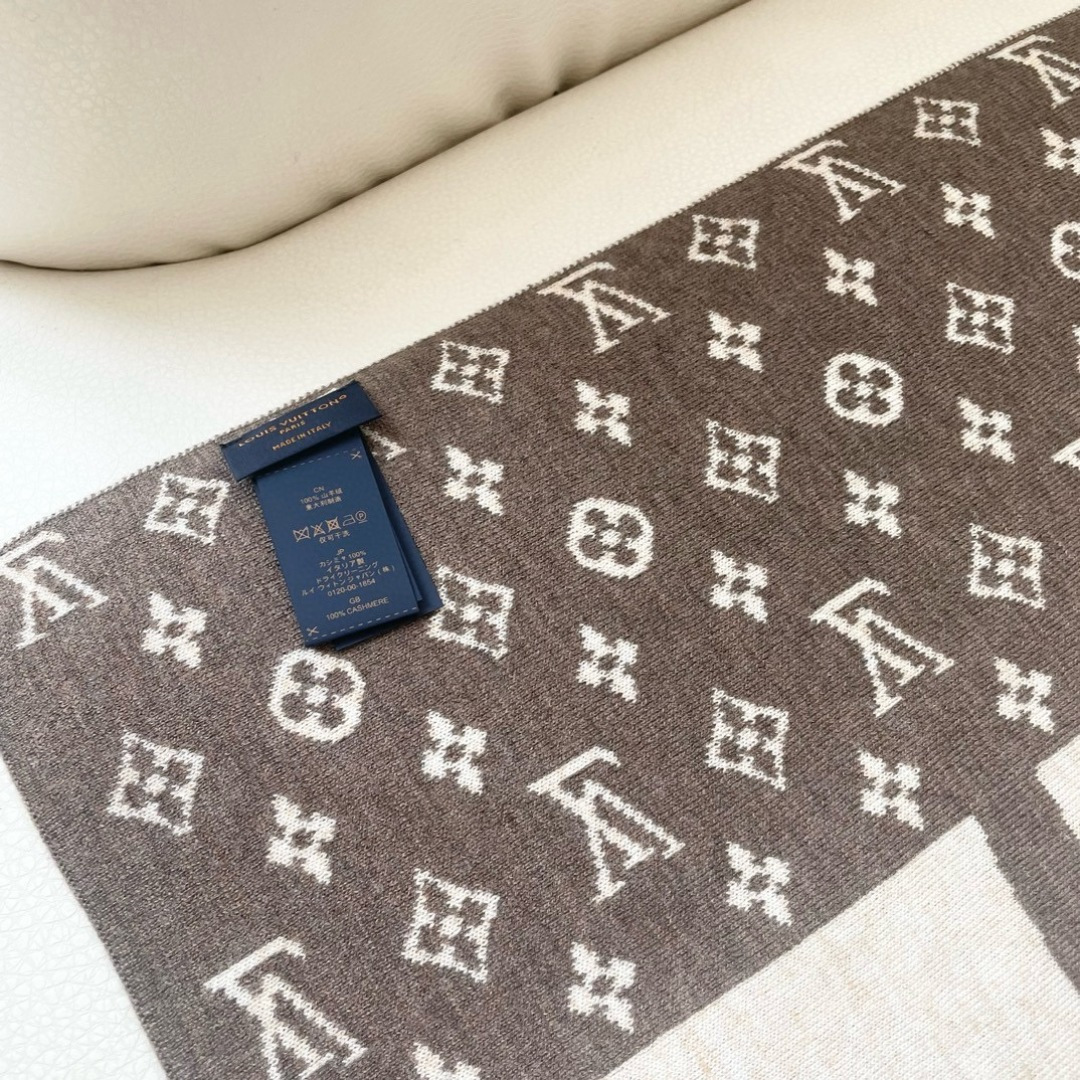 爆款上新 情侣款👍👍LV 独家牛货🐂 奢华尽在尺寸之间，高端品质‼️具有超高羊绒品质才会被此品牌青睐‼️