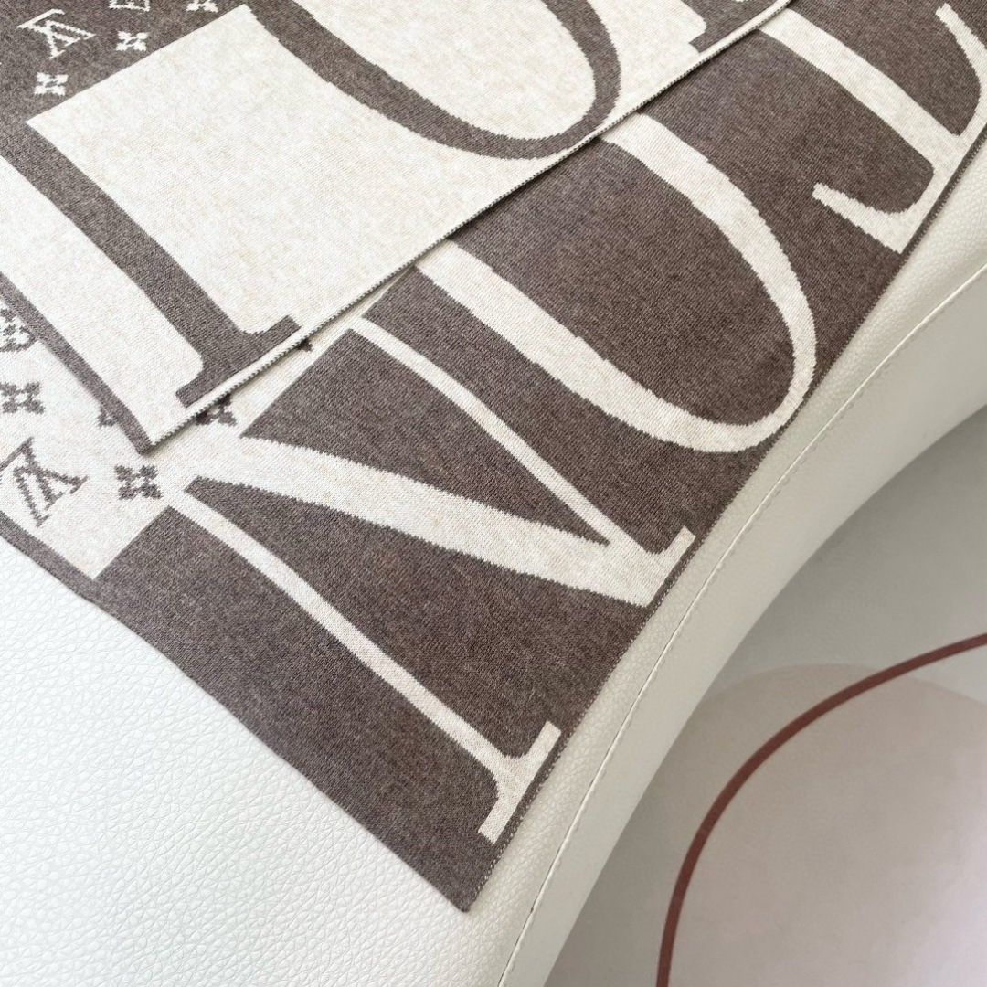 爆款上新 情侣款👍👍LV 独家牛货🐂 奢华尽在尺寸之间，高端品质‼️具有超高羊绒品质才会被此品牌青睐‼️