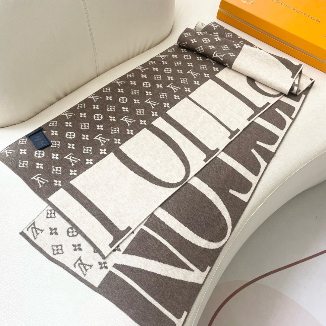 爆款上新 情侣款👍👍LV 独家牛货🐂 奢华尽在尺寸之间，高端品质‼️具有超高羊绒品质才会被此品牌青睐‼️