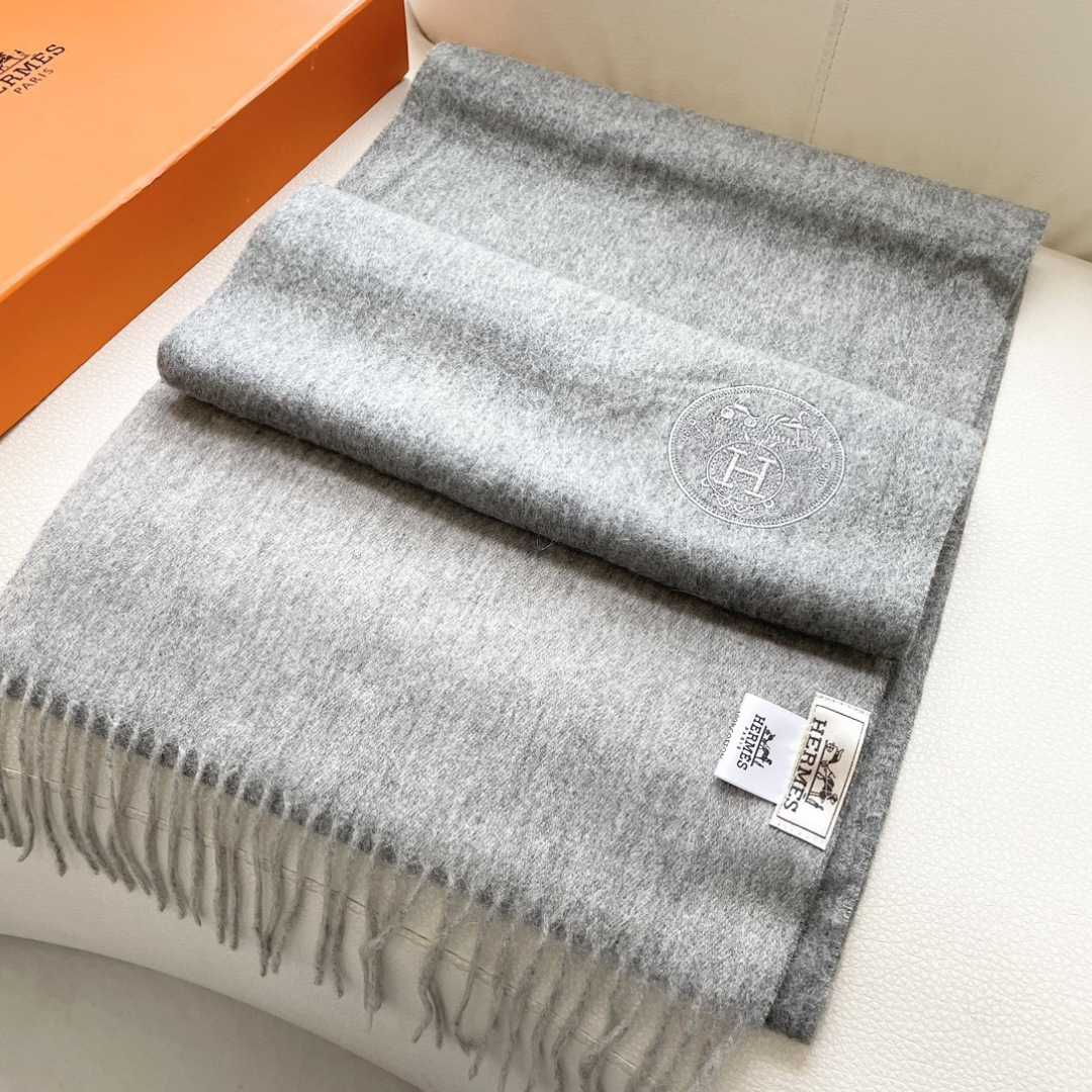 上新2025爱马仕男女款围巾且买且珍惜😍~都是出口订单所以比较难遇❤️东西讲究少而精😍好看的一定要收😎这