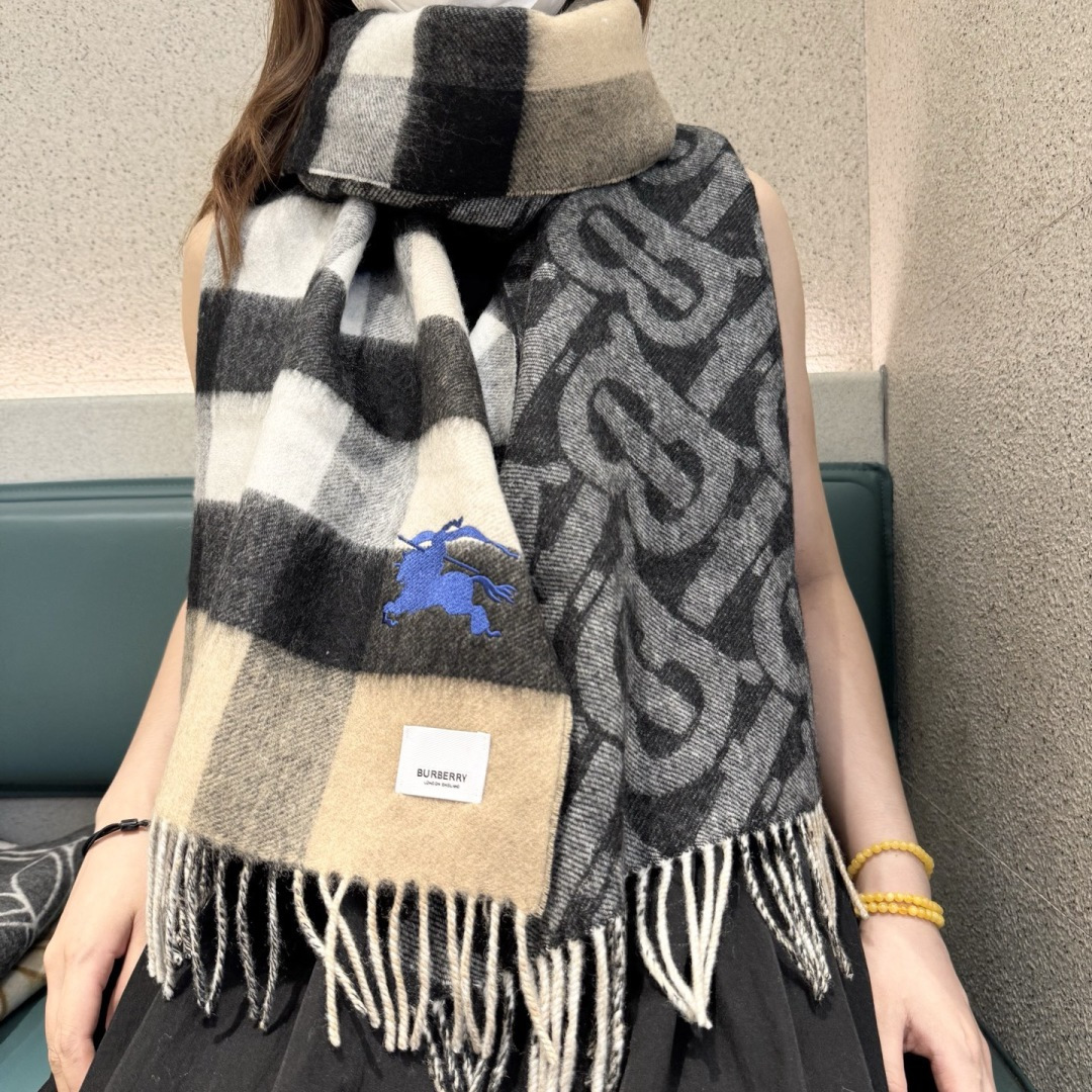 NO:574859,The new 2025 Hermès double-sided men's and women's scarves are available, buy them and cherish them~ They are all export orders, so it is rare to find something that is small but refined and beautiful. You must buy this H family women's scarf. The style is very feminine and charming. It is a very Classic design for men and women. The classic large-area fabric is made of cashmere supplied by customers. It is very fine and soft, very beautiful. The upper body effect is invincible.  Nice and simple, super nice color scheme, a style that any boy or girl will like. The small logo is very delicate and textured without being ostentatious. It is suitable for formal wear or casual wear. It can be folded in half or hung in a circle. It is stylish for a gentleman and has a warm demeanor. Material cashmere, size 46x200 high version scarf, high version scarf, hermes19860909上新2025爱马仕双面男女款围巾且买且珍惜~都是出口订单所以比较难遇东西讲究少而精好看的一定要收这款H家女士围巾,款式很有女性魅力是男女款里非常Classical的设计,经典大方面料采用的是客供的羊绒细腻柔软度都非常的好,非常漂亮.上身效果无敌好看大气简约,超级好看的配色,任何男生女生都会喜欢的款吧小小Logo非常精致的点缀有质感不张扬~~搭配正装或者搭配休闲装都很合适~对折挂围或者绕圈围都完全可以,绅士有型~有温度的风度.材质羊绒,尺寸46x200高版本围巾,高版本围巾,hermes,scarf