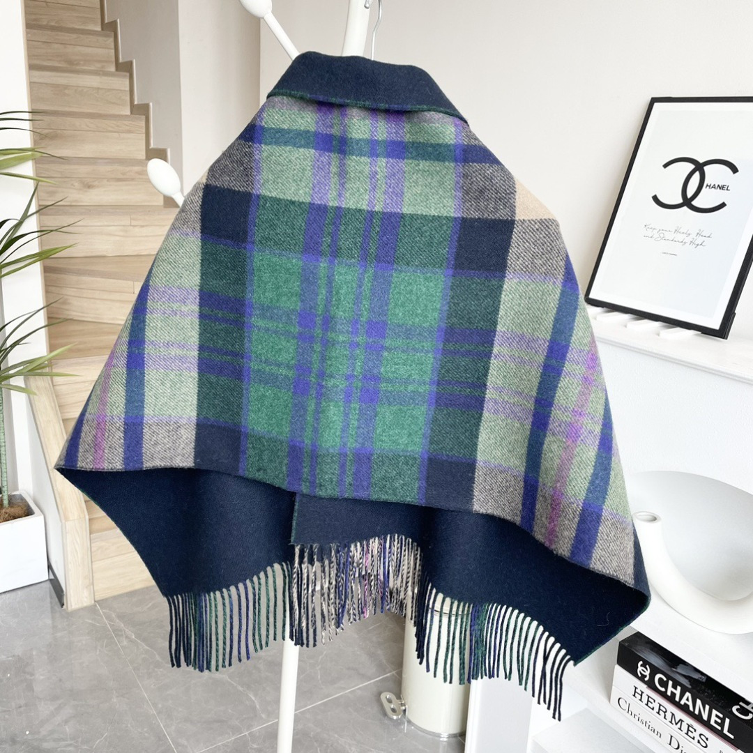 vivienne西太后 可披肩可围巾终于来啦，性价比爆棚的原单西太后土星双色羊毛围巾温暖又百搭。秋冬羊毛