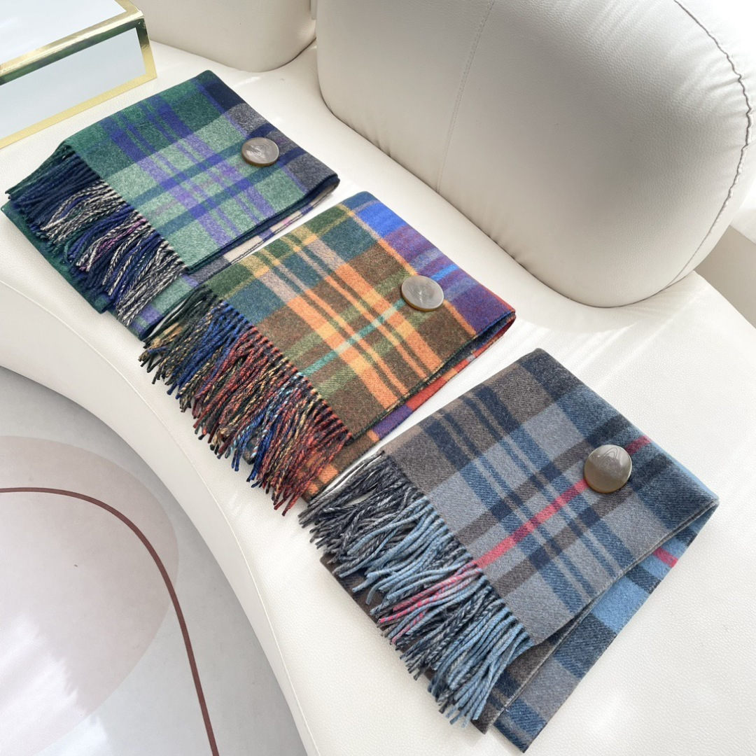 vivienne西太后 可披肩可围巾终于来啦，性价比爆棚的原单西太后土星双色羊毛围巾温暖又百搭。秋冬羊毛