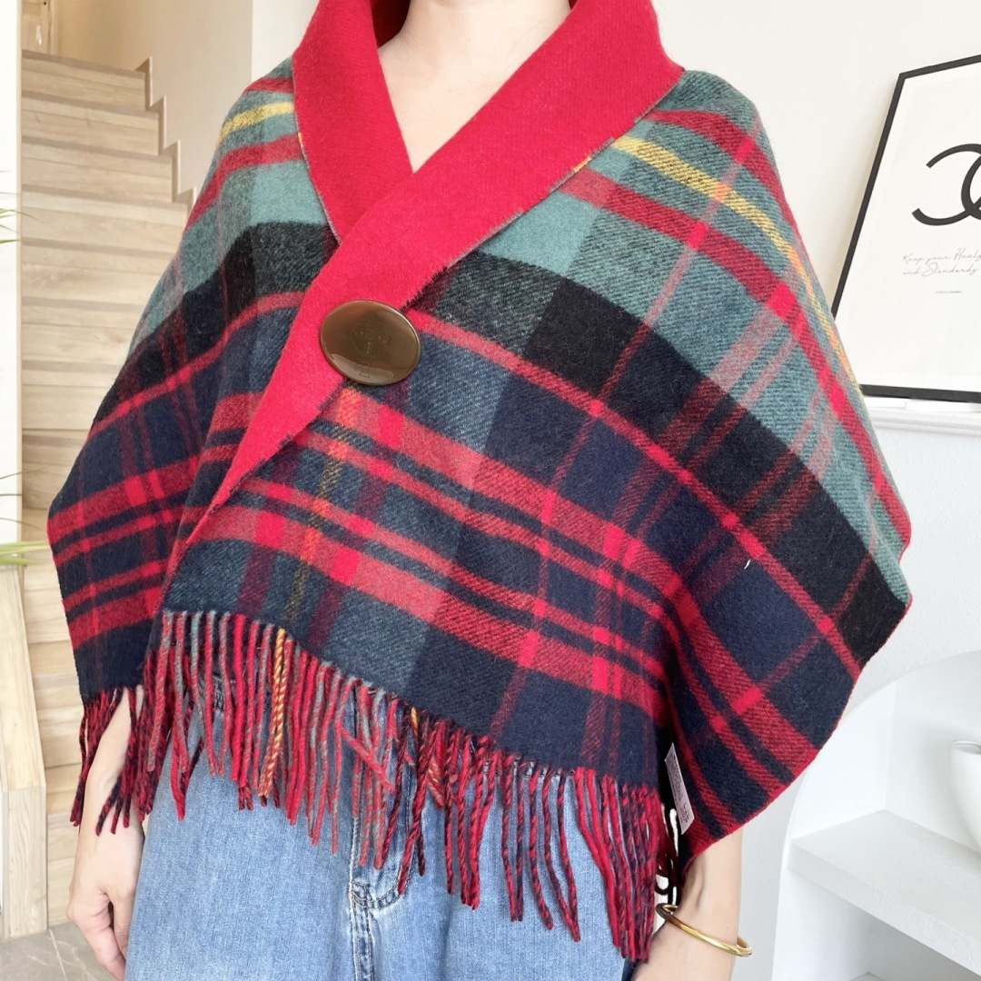 NO:581446,vivienne Queen Mother's shawl or scarf is finally here. The original Queen Mother Saturn two-color wool scarf with excellent price/performance ratio is warm and versatile. A must-have item for autumn and winter wool cloaks. You can enjoy double happiness for one price. The appearance is so tall and the Saturn logo is fashionable and simple. The original craftsmanship is very good and the comfort is excellent. It does not tie the neck and is very skin-friendly. The size is 50x160cm. This wide width is suitable for multi-functional matching. It is very practical. High version scarf, high version scarf, shawls19860909vivienne西太后 可披肩可围巾终于来啦,性价比爆棚的原单西太后土星双色羊毛围巾温暖又百搭.秋冬羊毛斗篷必选单品,一份钱享受双份的快乐颜值还这么高大大的土星logo时尚简单,原厂工艺处理很好舒适度极佳不扎脖子很亲肤. 尺寸50x160cm,这个宽幅的适合多功能搭配非常实用高版本围巾,高版本围巾,shawls,scarf