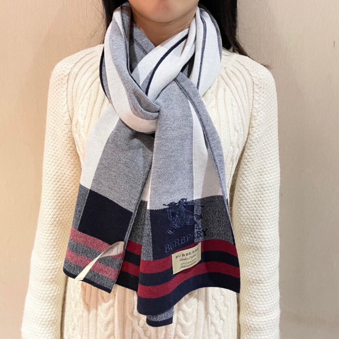 NO:574834,Hot items are here, new ones are free of purchase, the latest classic FF letter element wool cloak, the main cloak of the big best F, the counter is also a good thing that has just been put on the shelves, it is a serious good thing, the real material is very heavy, such a piece consumes raw materials, the counter will definitely be out of stock when winter comes, the FF trend is blowing now~~ It is said that many people go to the counter and only want  There are some purchasing pictures of the full range of FF products online. Take a look at the real photos of the locks, labels, and curling of this small series. Compare ours. They are almost exactly the same. Even the product numbers are exactly the same. It’s a surprise. Don’t be too little. This kind of specification is becoming increasingly rare and cherished. The aura of the upper body effect is very powerful!  Purely hand-combed. Absolutely heavyweight!  The clear FF letters, the hairiness is tight and distinct, and the pattern is very stylish. If you take a picture with a mobile phone, it will amaze the audience. The high-density precision workmanship of big-name products is really exquisite and ingenious. Specifications: 95 wool 5 silk, 140*140cm high version scarf, high version scarf, real silk19860909爆款来了新款免代购极品重磅最新经典FF字母元素羊毛斗篷,大极品F主打的斗篷,专柜也是刚上架的好玩意儿正儿八经的好东西,真材实料非常重磅,这样的一件非常耗原料这个等冬天了专柜绝对也会断货,时下刮起了FF风~~据说很多人去专柜只要是FF都全系列的买网上也有一些代购图了,你们去看看代购实拍图的锁边啊领标啊卷边啊这个小小系列,再对比下我们的,简直一模一样买到偷着乐吧,就连产品编号也是一模一样总之是惊喜.不要嫌少,这种规格越来越少且珍惜.上身效果气场非常强大！纯手工精梳处理.绝对是重磅！清晰明了的FF字母,毛羽紧致分明,版型更是非常有型,用手机拍出来都能惊艳全场高密度精工细作大牌的东西真的非常考究,匠心之作.规格:95羊毛5真丝 ,140*140cm高版本围巾,高版本围巾,real silk,scarf