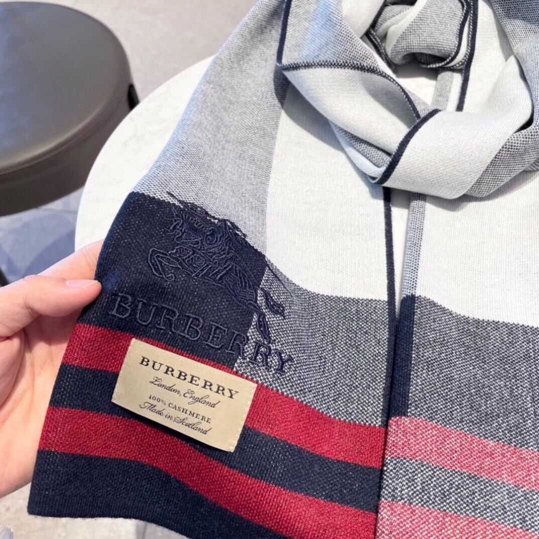 ✨✨爆款来了新款免代购❗️极品‼️重磅最新经典FF字母元素羊毛斗篷，大极品‼️F主打的斗篷，专柜也是刚上