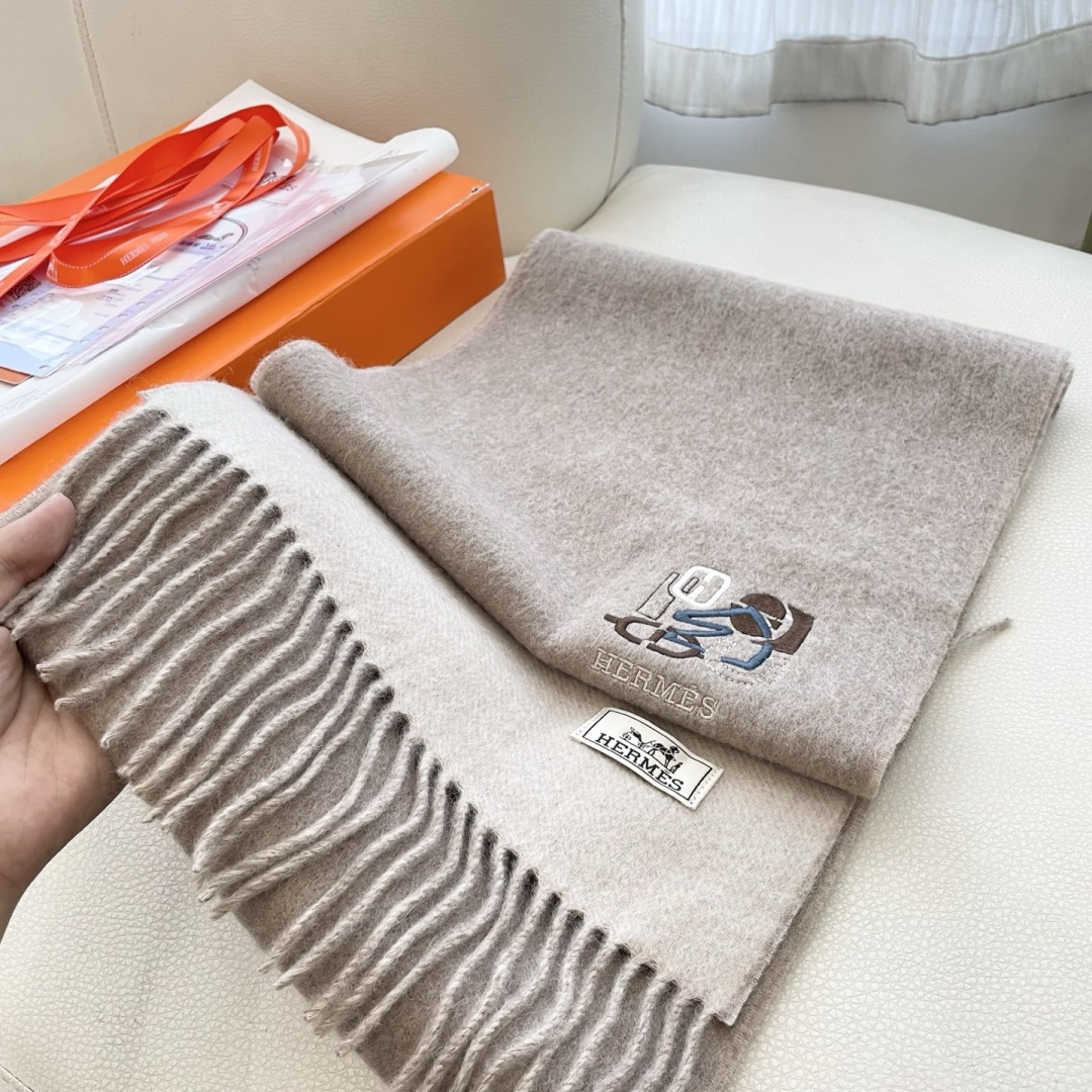 上新2025爱马仕双面男女款围巾且买且珍惜😍~都是出口订单所以比较难遇❤️东西讲究少而精😍好看的一定要收