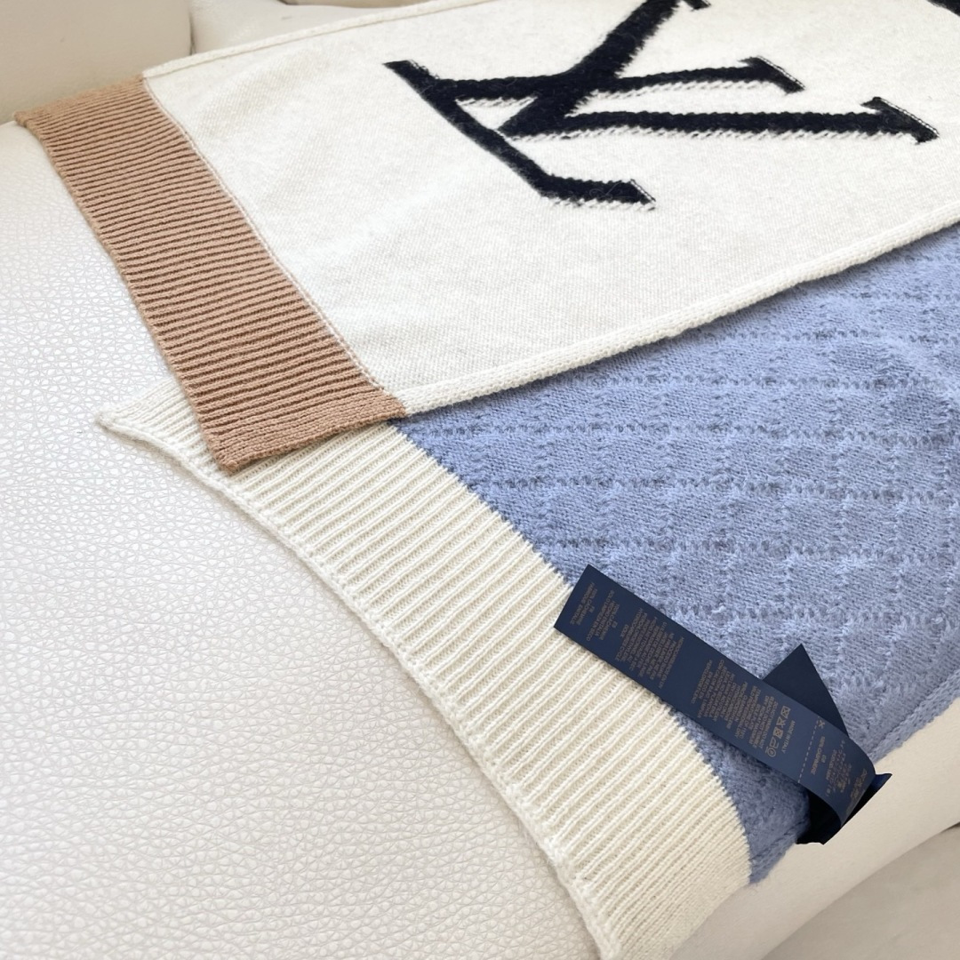 😍2025专柜最新款‼️【顶级羊绒围巾】🔥爆款哦 😘💍实物真心美 🎀披肩配以精美💓💃🏻整条围巾颜色的搭配