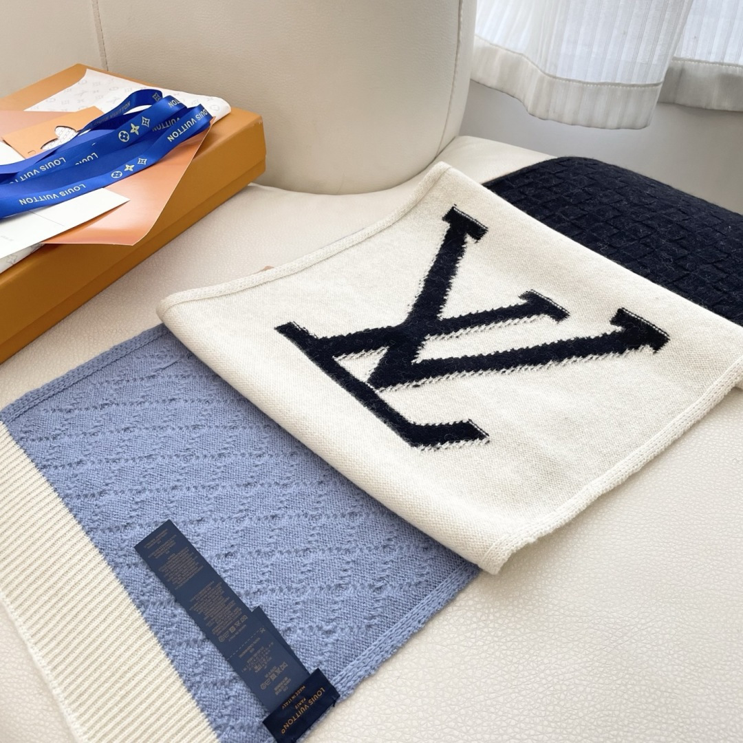 😍2025专柜最新款‼️【顶级羊绒围巾】🔥爆款哦 😘💍实物真心美 🎀披肩配以精美💓💃🏻整条围巾颜色的搭配