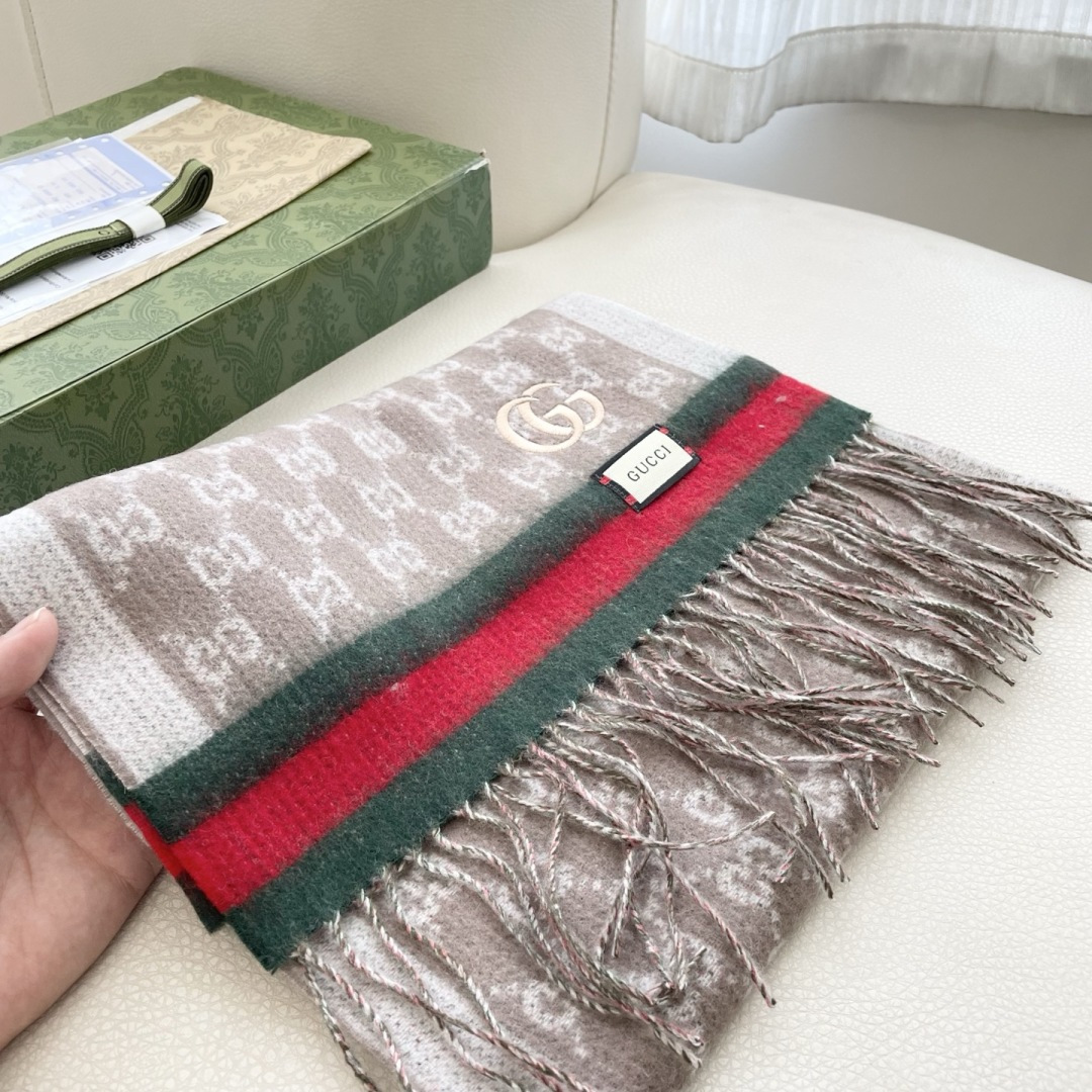 Gucci非常正的围巾~面料大爱，软糯手感，非常柔软细腻舒服‼️经典招牌GG字母元素❤️大气简约，超级好