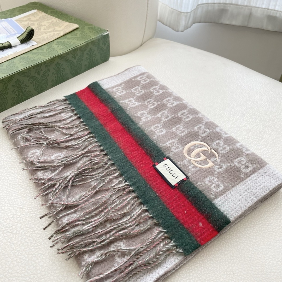 Gucci非常正的围巾~面料大爱，软糯手感，非常柔软细腻舒服‼️经典招牌GG字母元素❤️大气简约，超级好