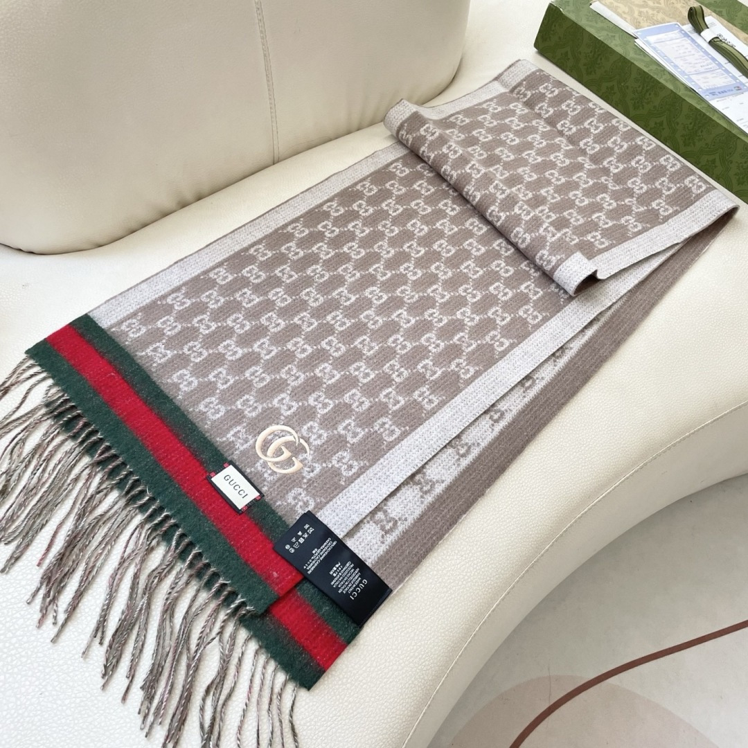 Gucci非常正的围巾~面料大爱，软糯手感，非常柔软细腻舒服‼️经典招牌GG字母元素❤️大气简约，超级好